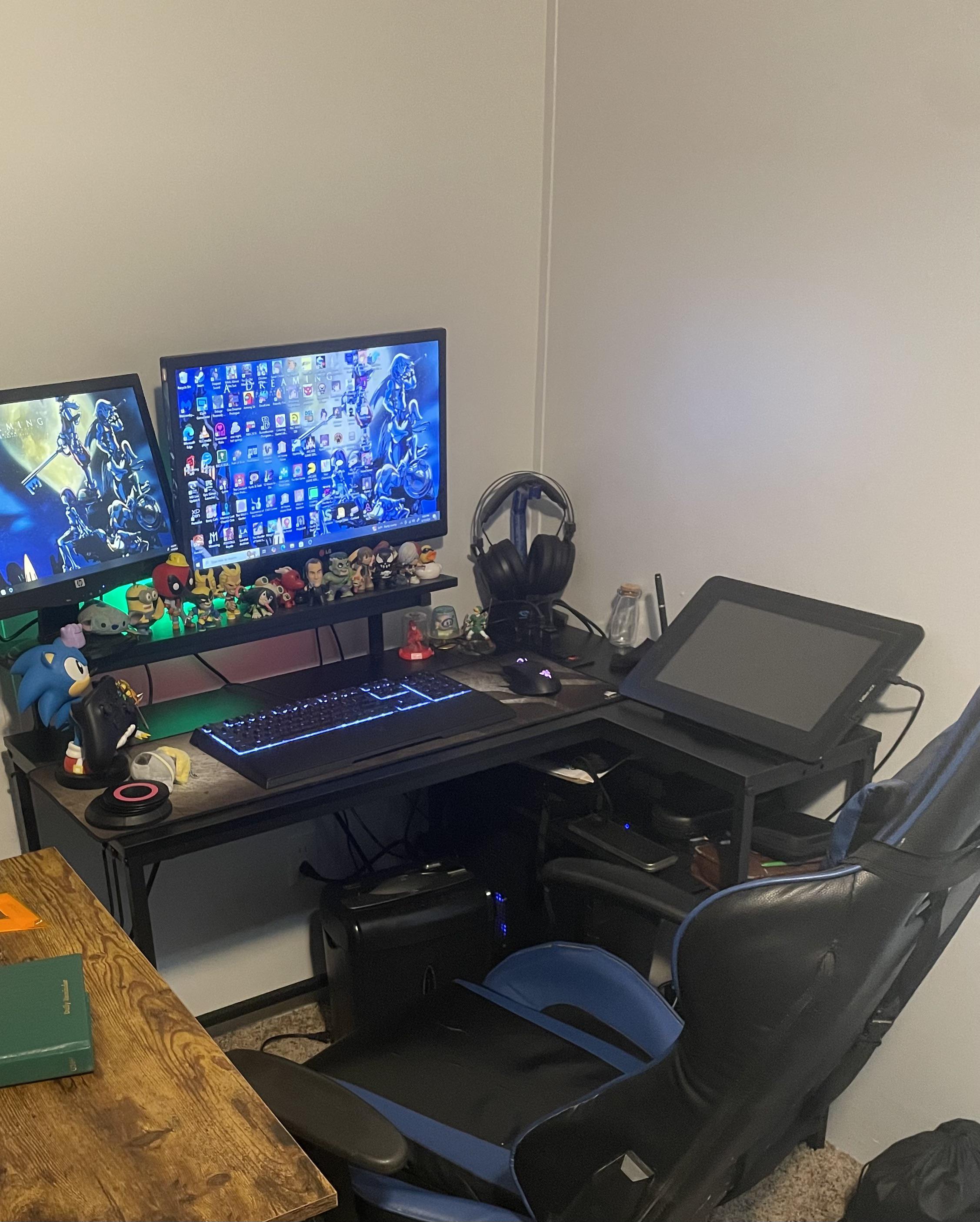 Anyone else find it hard to share two hobbies with your battle station? : r battlestations