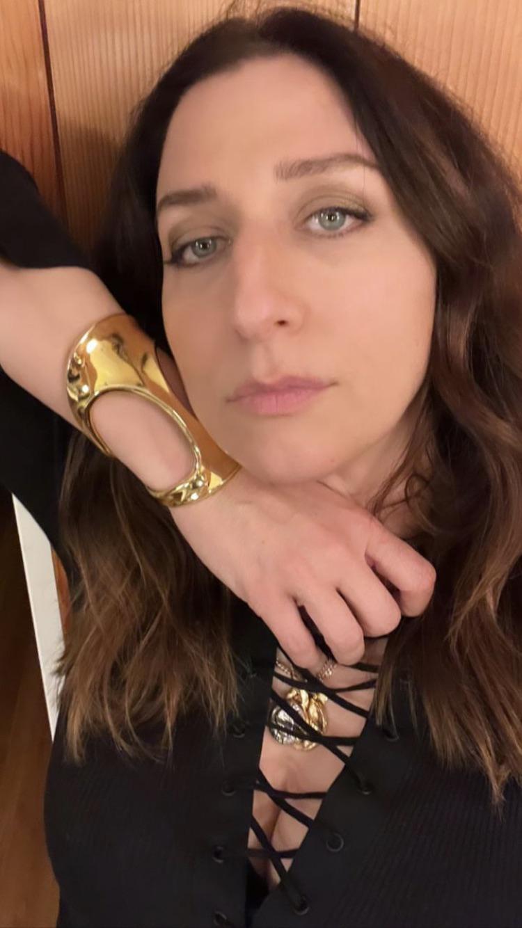 Chelsea Peretti teasing a view of her cleavage : rEarwolf_babes