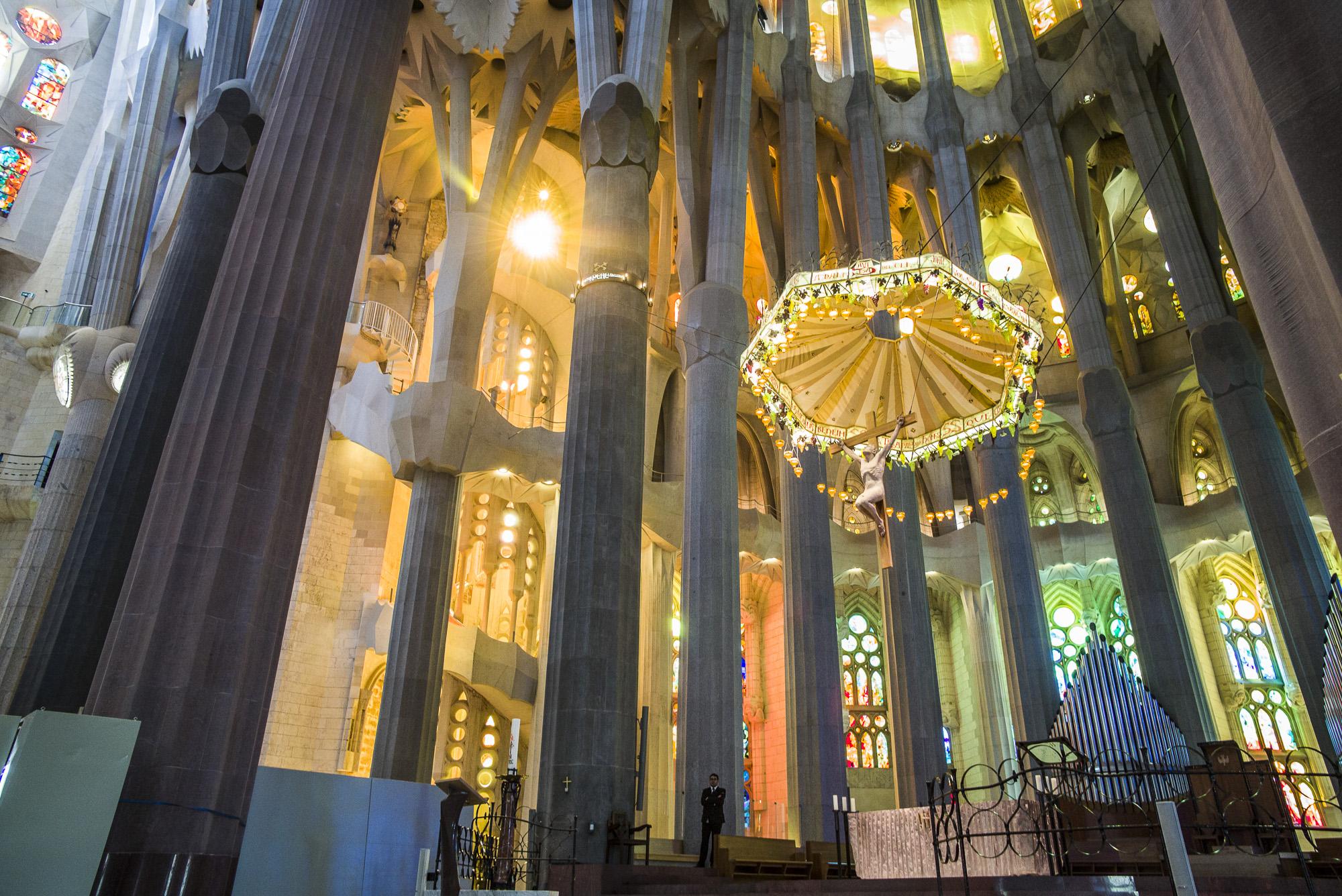 Die sagrada familia in barcelona ist eines von antoni gaudís meisterwerken. The Altar at La Sagrada Familia in Barcelona [OC