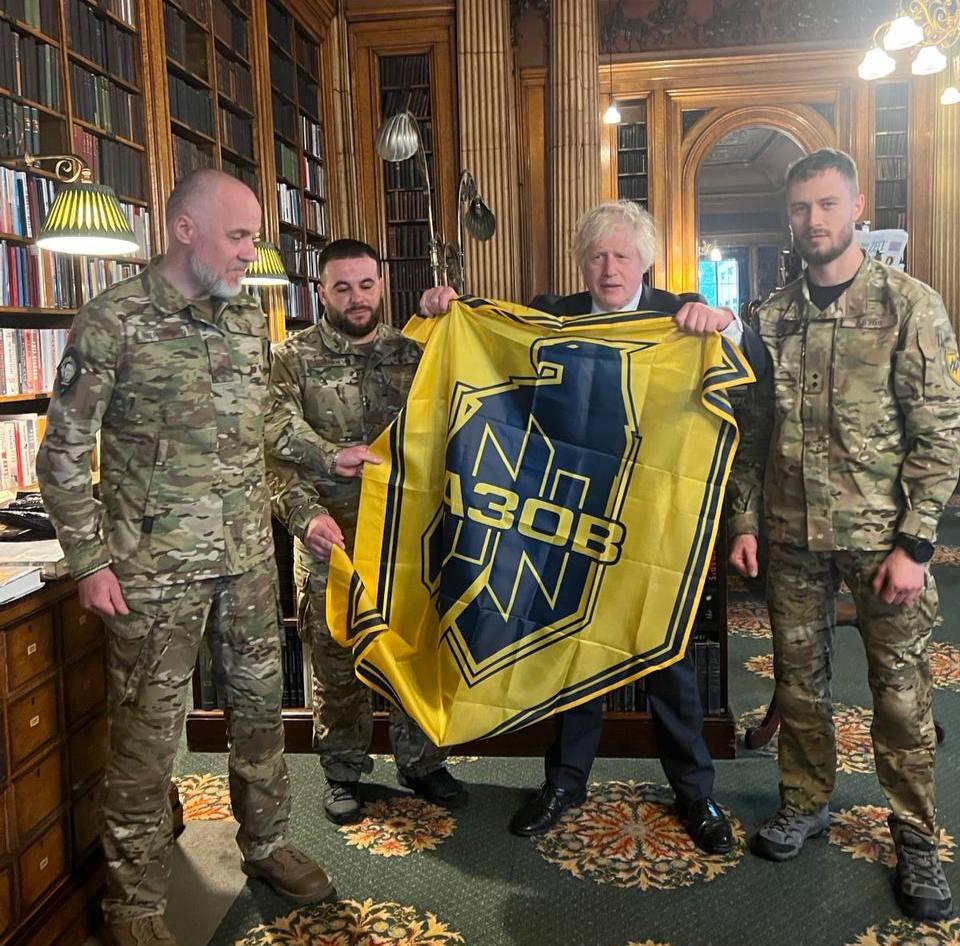 UA POV: Former UK Prime Minister Boris Johnson takes a picture with Azov  delegation and its banner : rUkraineRussiaReport