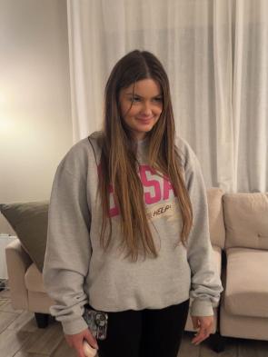 Ariel in oversized graphic sweatshirt – IG Story June 2026