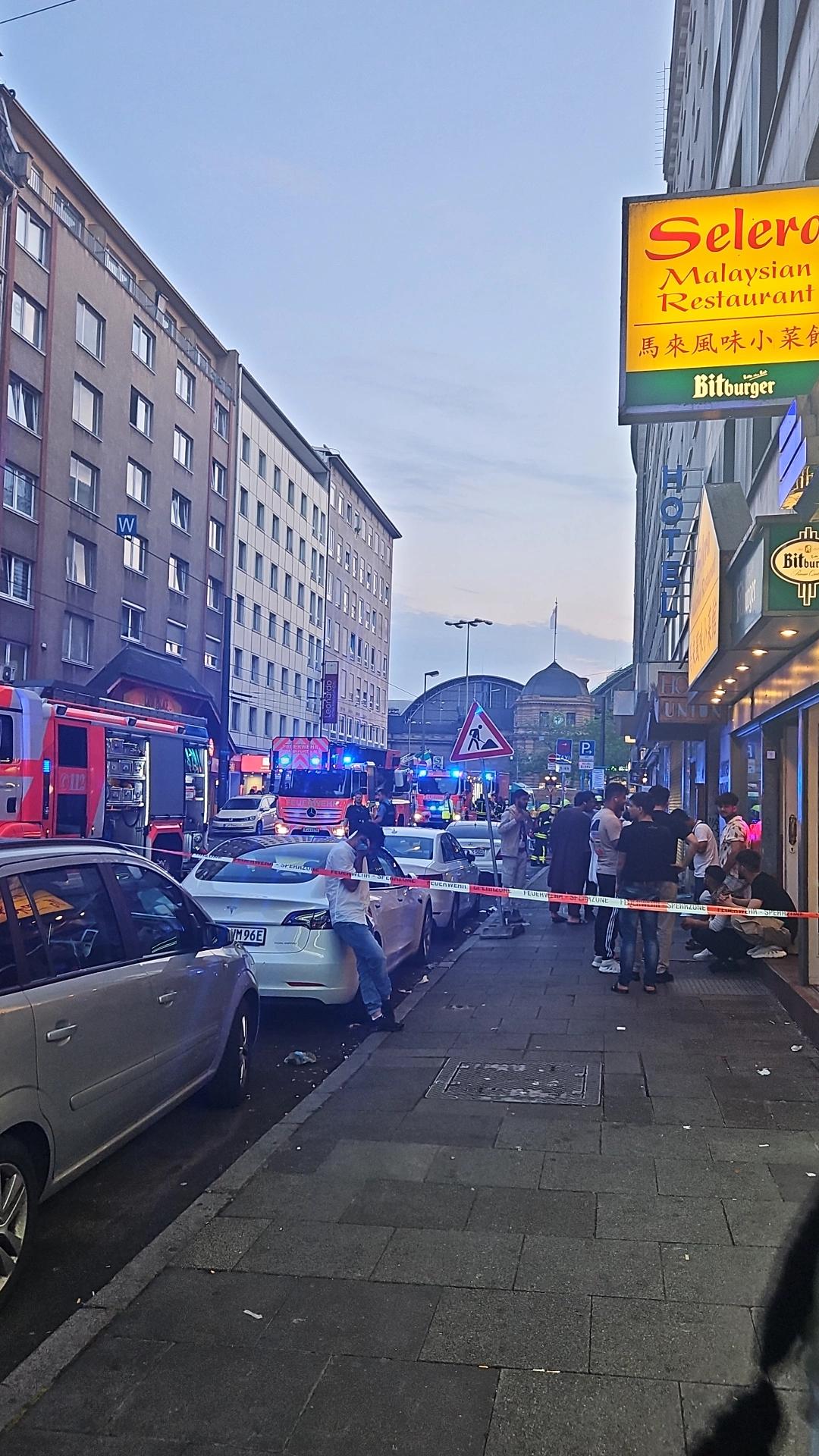 Feuerwehr und krankenwagen in der nähe des bahnhofs