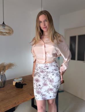 Librarian in pencilskirt