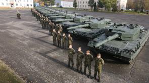 Czech tankers and their new 14 Leopard 2A4 tanks that they received through the Ringtausch program. [2048×1152]