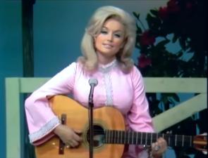 Dolly Parton said that she wasn’t naturally beautiful? She was gorgeous! This is her performing Coat of Many Colors for the first time in 1970