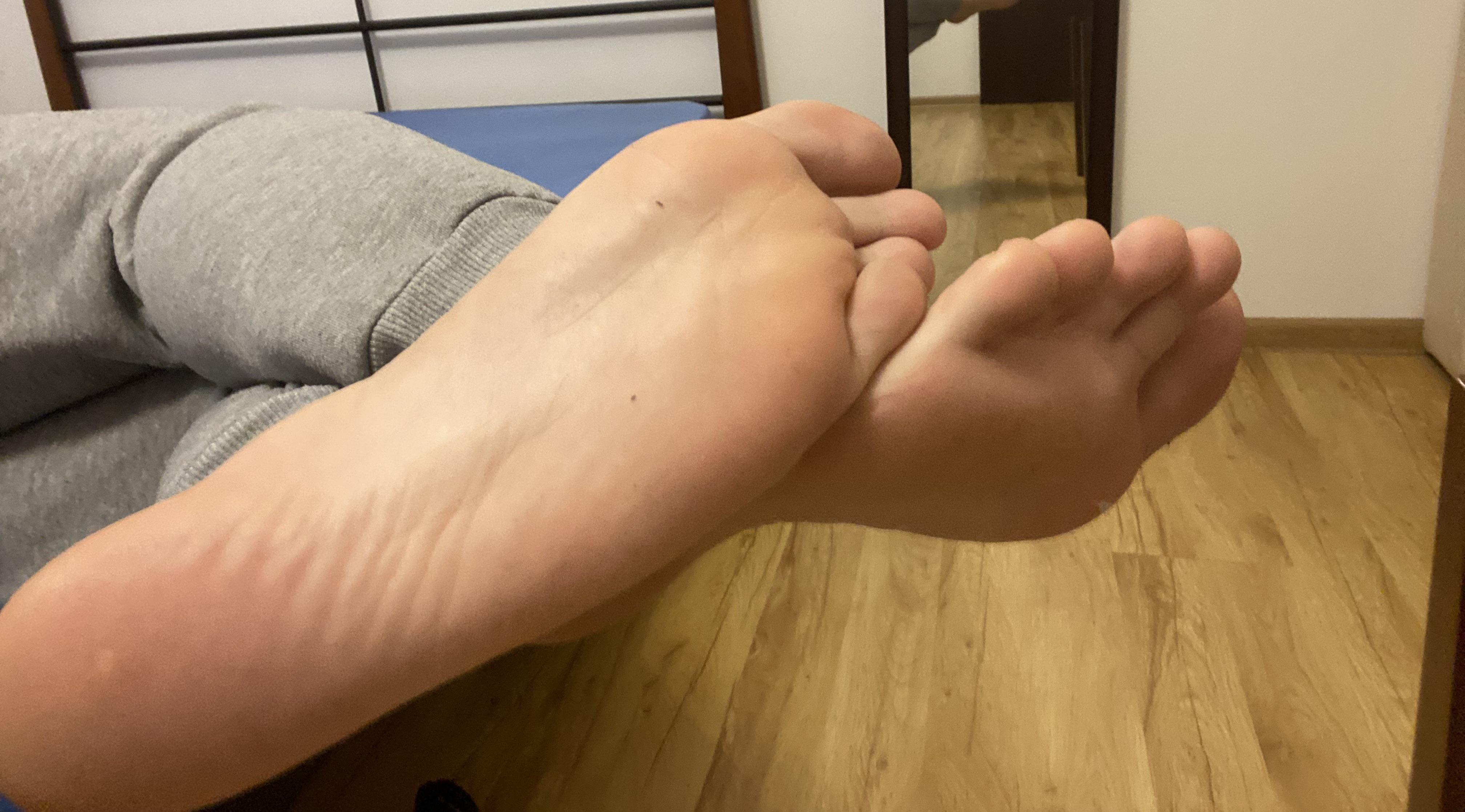 Does anyone know who she is? : rFeet2Big