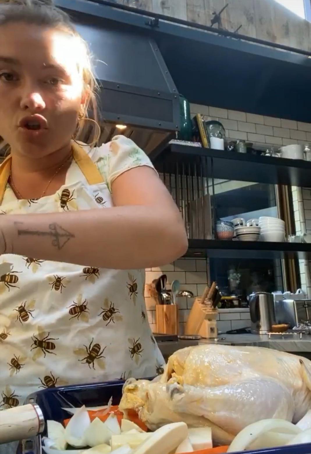 Florence Pugh's Tattoo From Her Recent Ig Live : R/Midsommar 1558_x_1069_jpg