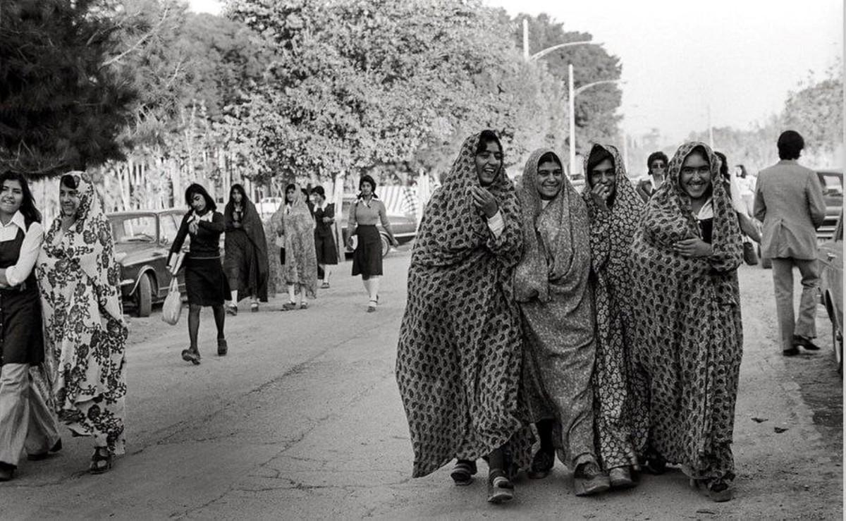 Genç kızlar derse giderken kameraya gülümsüyor. İran, 1970ler [1200x739].  : rHistoryPorn