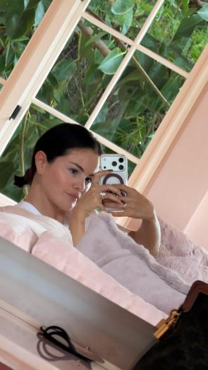 Selena mirror selfie IG 2/12/2026