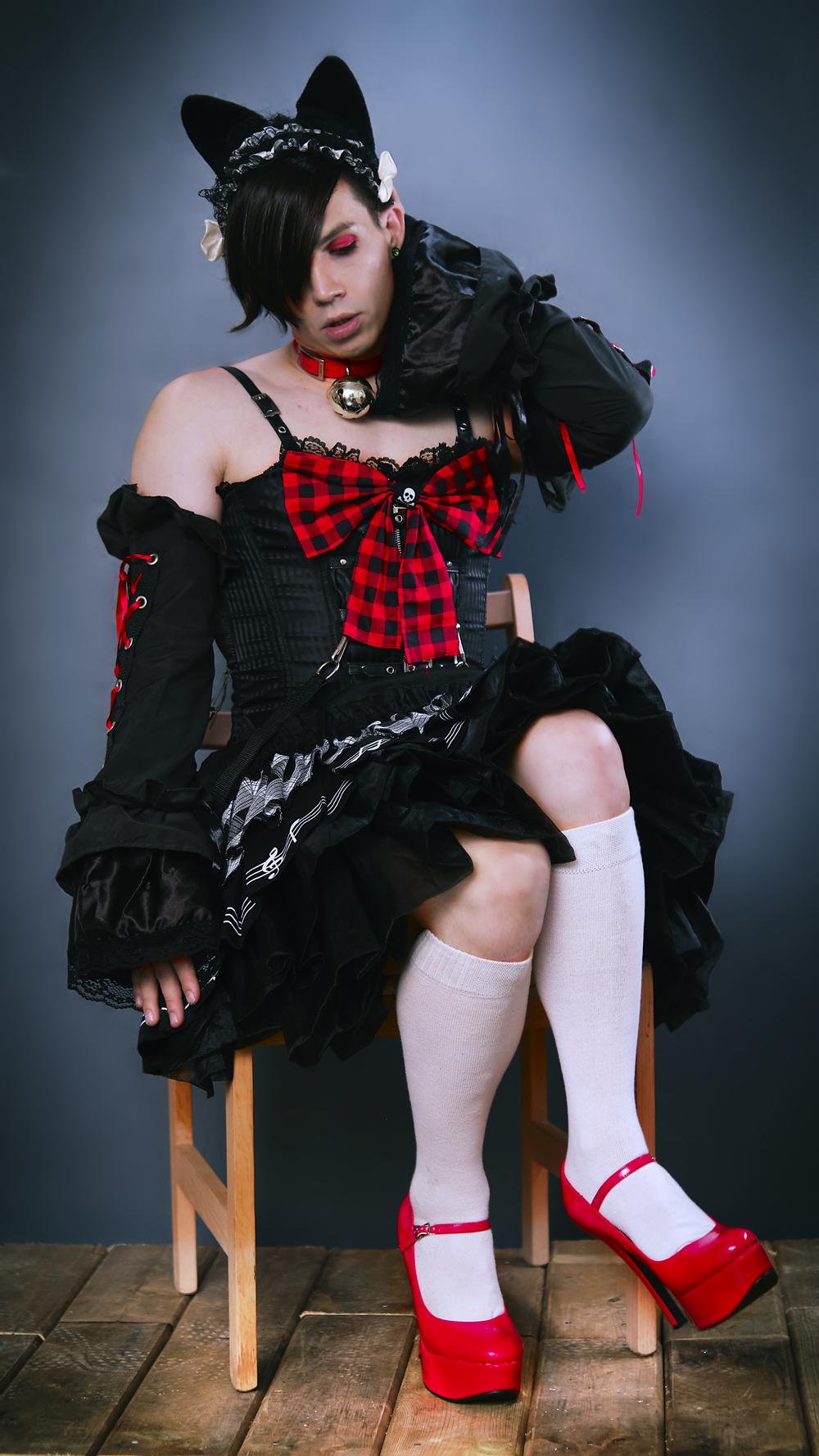 Soy un chico, pero siempre me ha encantado el estilo gótico lolita; así que  armé este atuendo buscando en tiendas de segunda mano y cosiendo algunas  cosas. ¡Es uno de mis favoritos! ¿