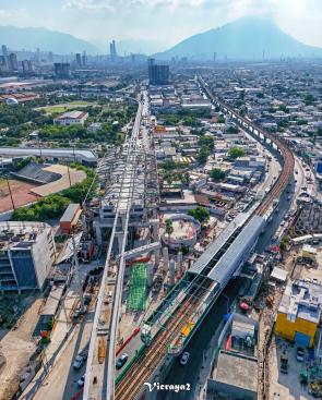 Intersection between the metro and the monorail under construction in Monterrey, Mexico