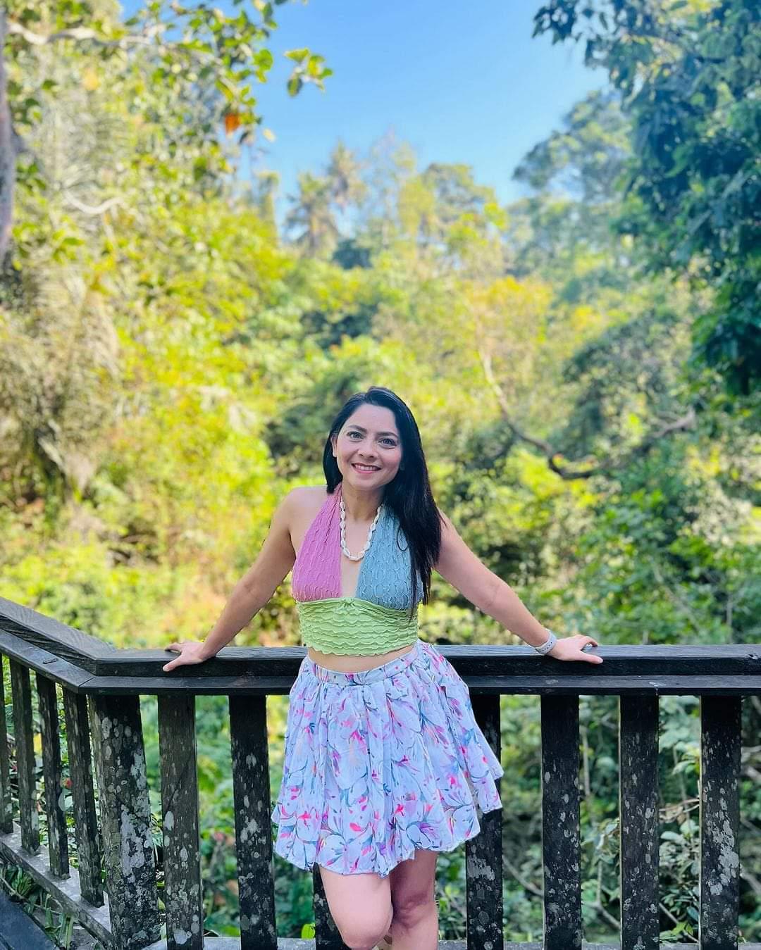 Sonali Kulkarni hich dudha sarkh ang bgun ky ky karav vaat....mala hich ang  chatun and cahvun mast lal karav vaat : rMarathi_Bayka