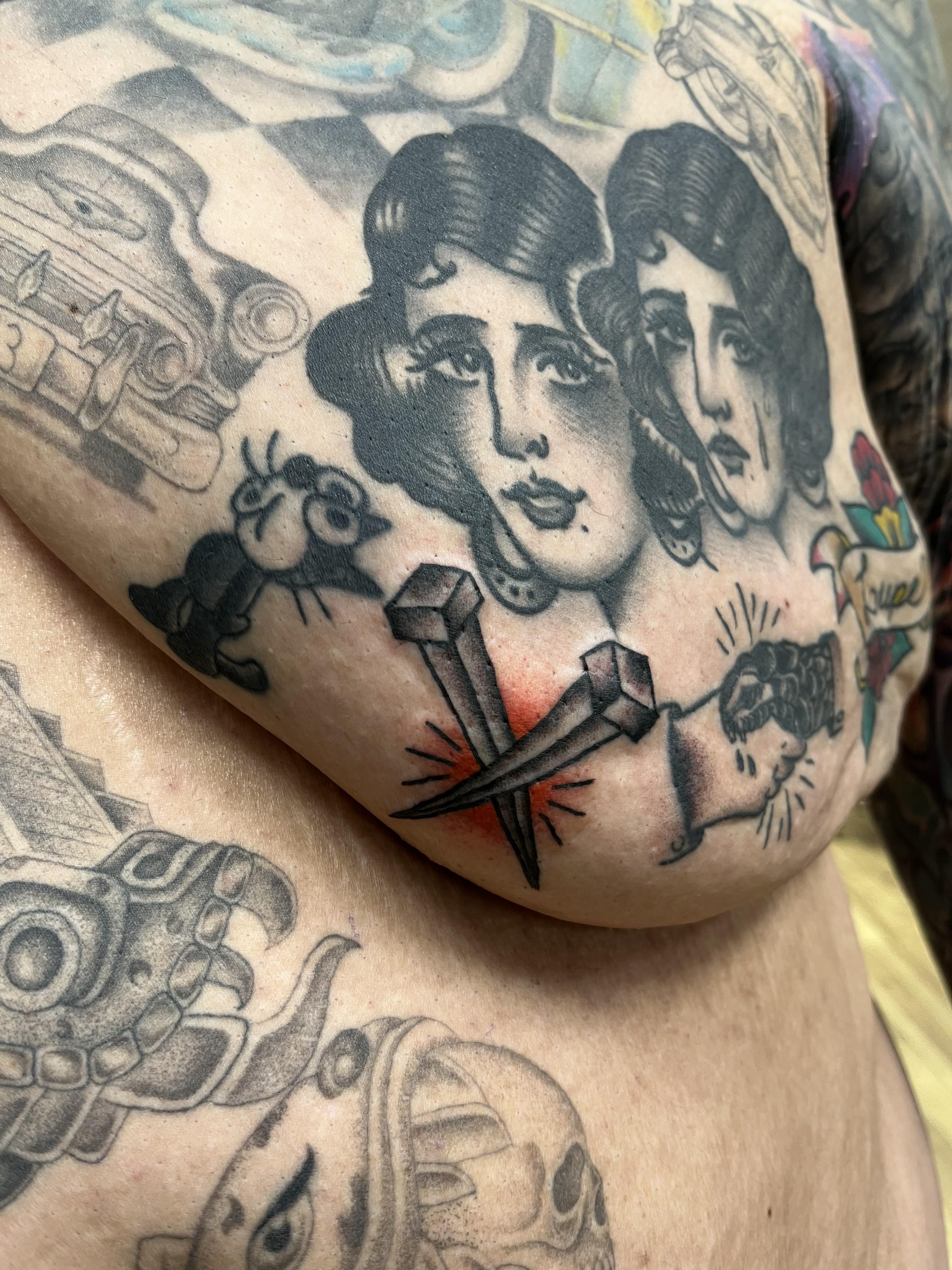 重度刺青女孩Tiger Lilly的全裸展示Heavy tattoo girl Tiger Lilly naked show