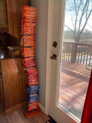 This person is using a DVD holder for ramen