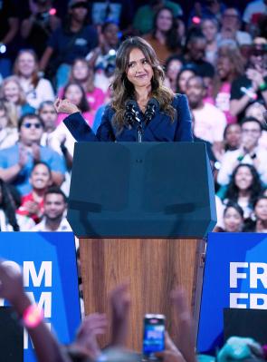 Jessica Alba speaks at a campaign rally for Kamala Harris in Houston, TX – Oct 25, 2024