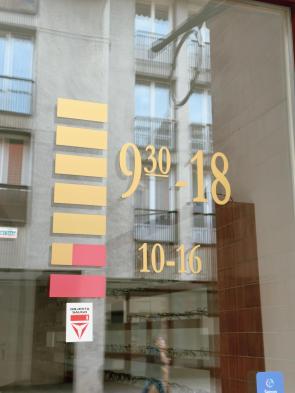 The way the opening days and hours of this store are displayed