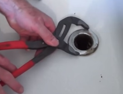 Learn more about the different bathtub drains and the available variations in material type and connection type. How can I remove this bathtub drain - Home Improvement