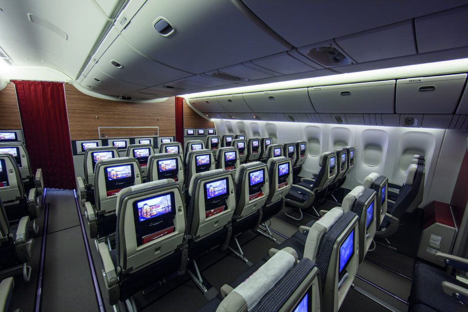 Indeed your hold bagage must not exceed 200 x 75 . airliner - Why do older planes not have a middle hand