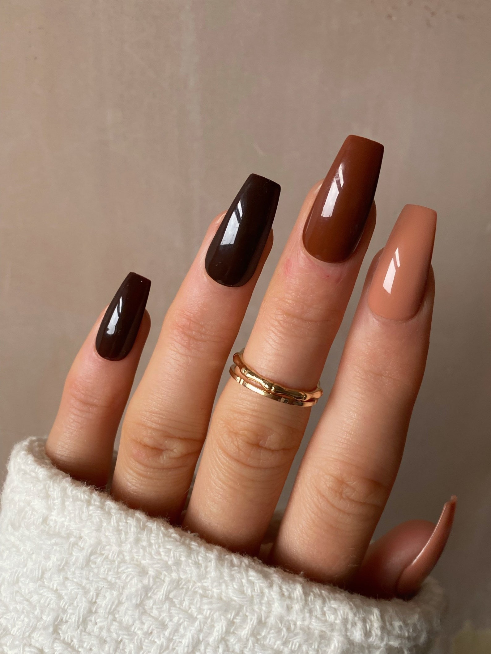 ongles d'automne de cercueil marron tendance de style dégradé simple