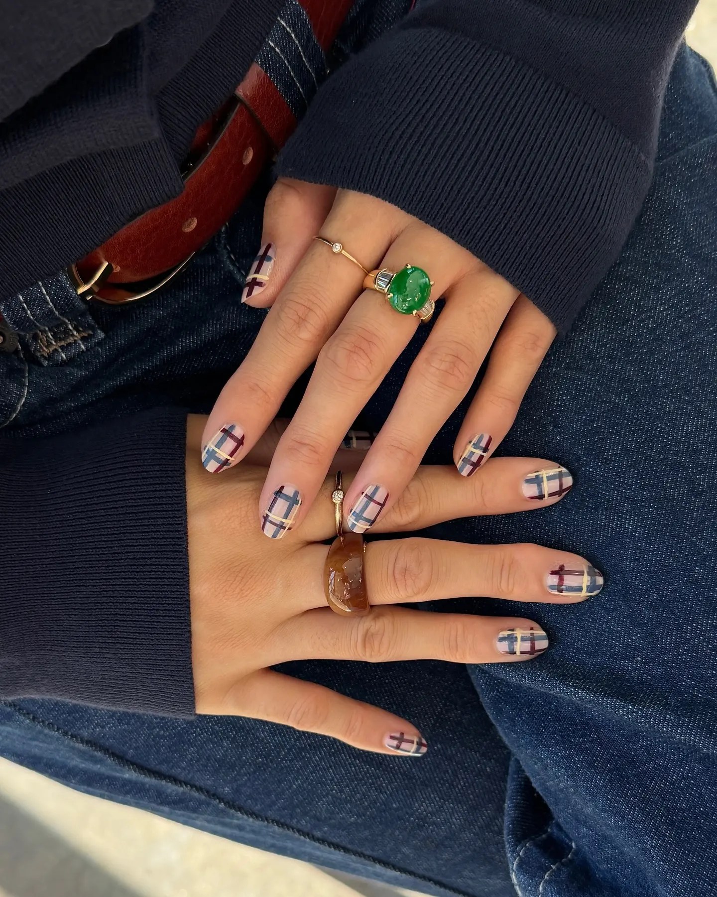 ongles simples à carreaux d'automne en marron, bleu et crème