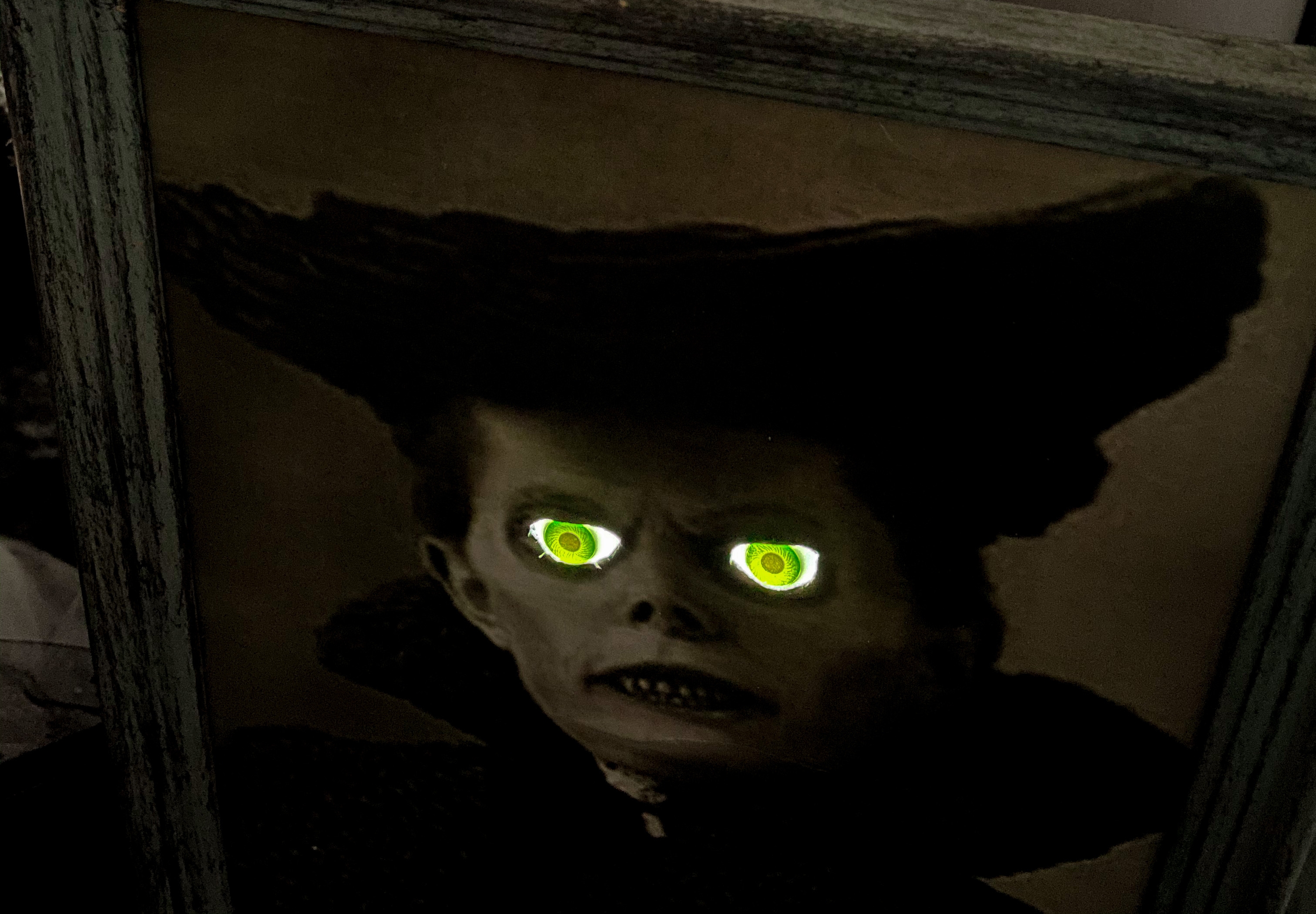 Glowing Eyes Gallery - Download High Quality Geometric Illustration | Ultra HD