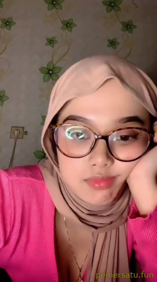Video Viral Terbaru Koleksi 3 Vids Hijab Baju Pink Kacamata Spill Toket Mulus Putih PEMERSATUDOTFUN