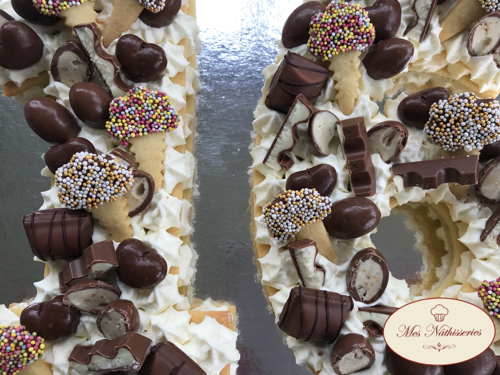 A moins d'habiter sur une autre planète, vous n'avez pas pu passer à côté de la recette de mon number cake composé de biscuits sablés, d'une crème chantilly mascarpone à la vanille, d'une ganache chocolat au lait praliné et de. Number Cake Au Chocolat Blanc Mes Nathisseries