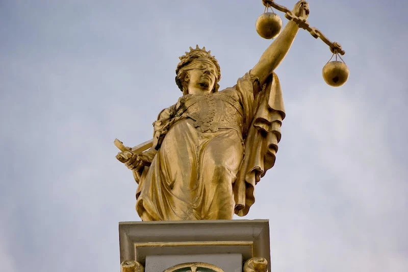 تغريم مواطن فرنسي لمدّ أمه بالمغرب بمقاطع محاكمة شقيقه