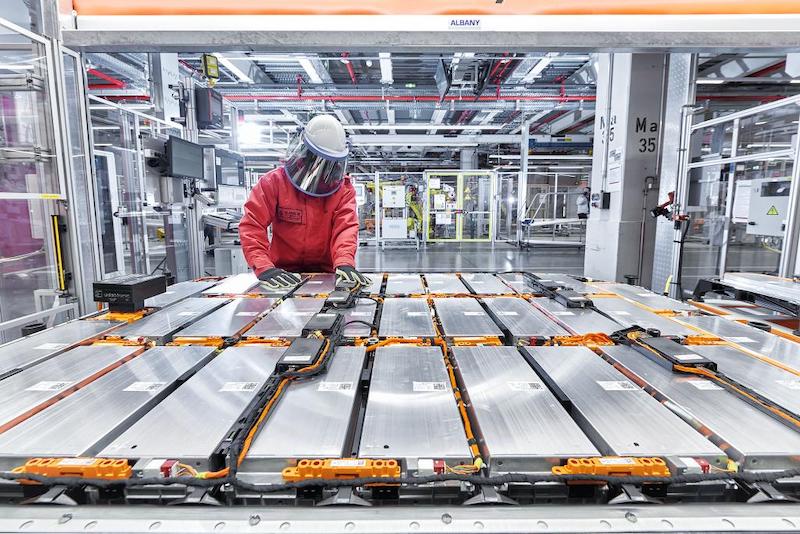 توقعات دولية بطفرة في إمدادات المغرب بمادة أولية لبطاريات السيارات