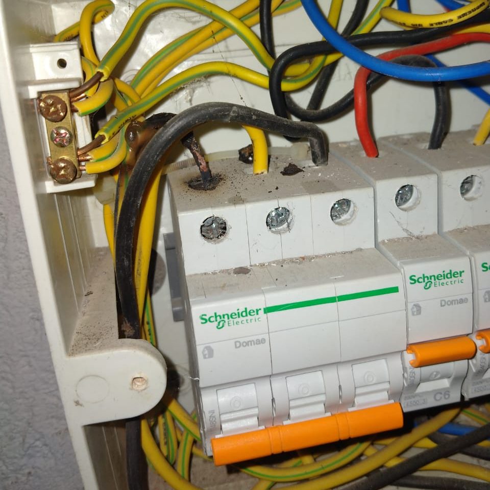 Cara Pemasangan Sekering Mcb 2 Group Untuk Instalasi Listrikan Bohlam lampu 10 buah 40 watt 4010 400 watt 2.