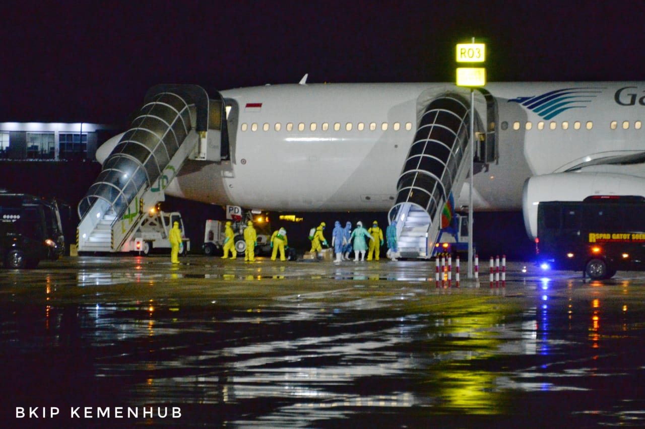 Diangkut Garuda, 69 WNI ABK Diamond Princess Tiba di Bandara Kertajati