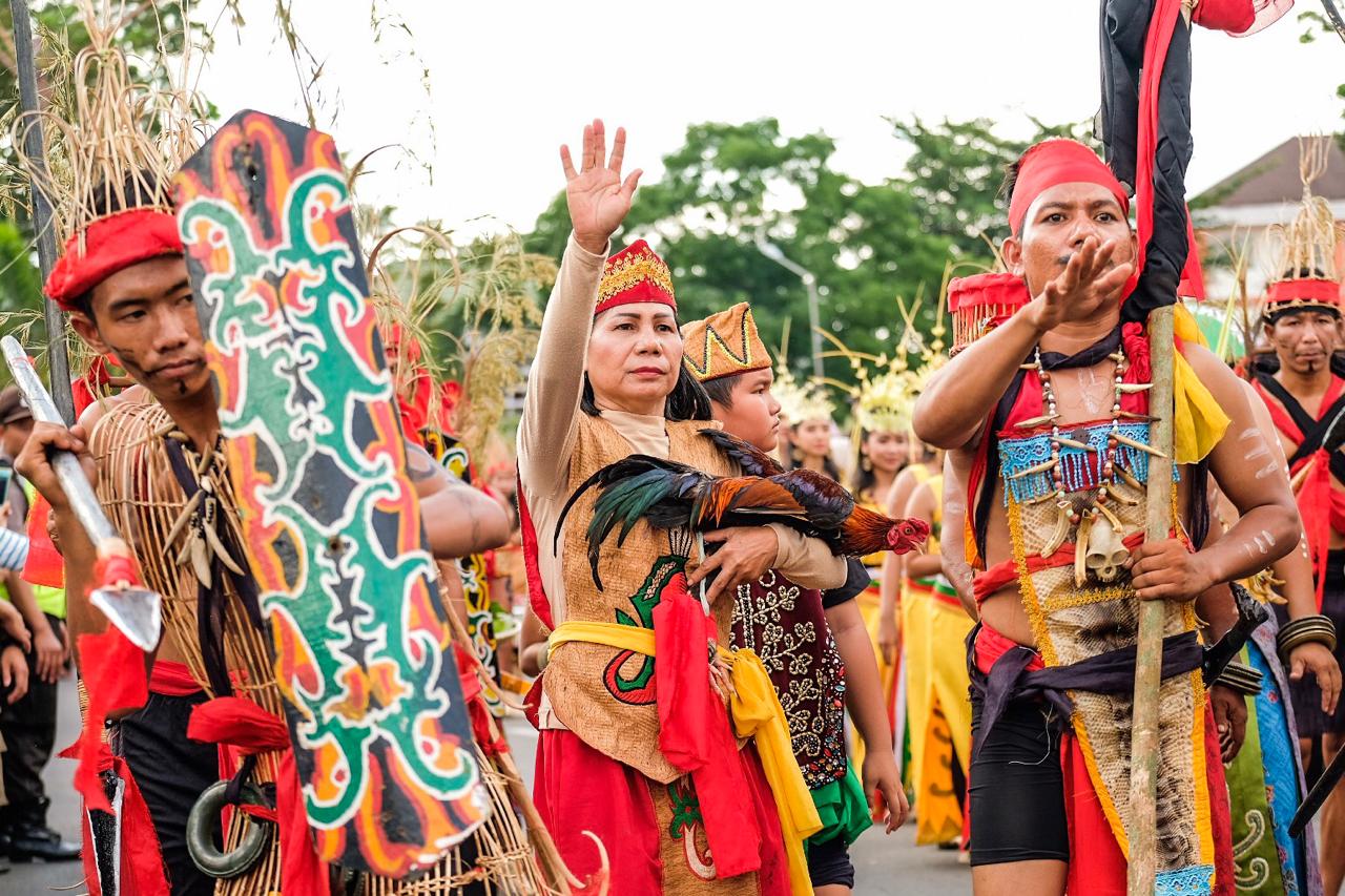 Keunikan suku dayak jadi festival budaya di palangkaraya