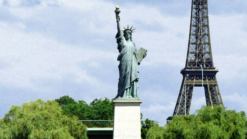 Statue Of Liberty Vs Eiffeltower Taille Du Batiment Parez Les Batiments The Eiffel Tower is taller than the Statue of Liberty.