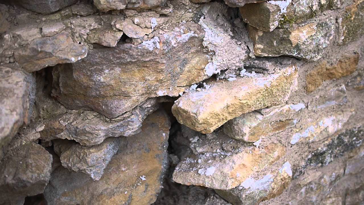 Pour façonner des pierres de taille reconstituées, il vous faut : Mur en pierre et mortier de chaux, Ã  remonter et