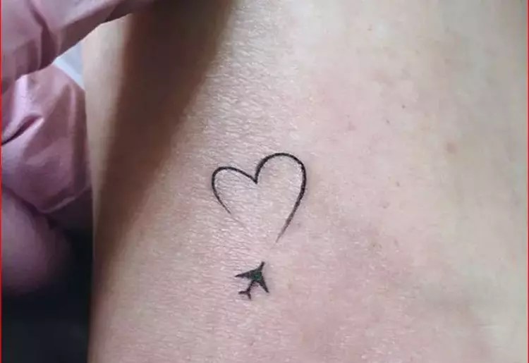 Bu dövmeleri yapacak olan dövmecinin yalnızca iyi bir dövmeci olmasının. Minimalist dövme modelleri - Aksesuar