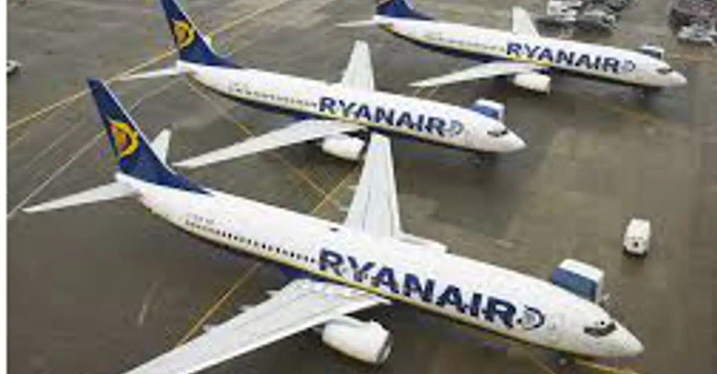 Ryanair si vanta di un balzo del 128% negli utili: ecco come ti spennano con stile Ryanair si vanta di un balzo del 128% negli utili: ecco come ti spennano con stile