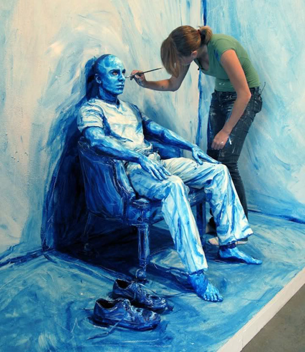рисуют на голом теле девушки