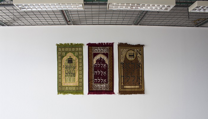 Seniman Palestina Sulam Kata Insya Allah Dalam Bahasa Ibrani Di Atas Sajadah,  Ini Alasannya - Islampos