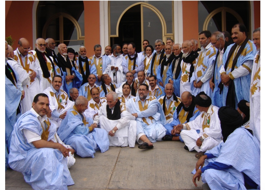 شيوخ القبائل الصحراوية بجهة العيون الساقية الحمراء يواجهون برقية تعزية و مواساة لعاهل البلاد