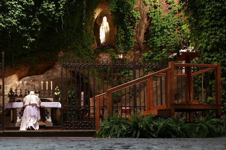 PaÈi Spre Novena Doamnei De La Lourdes
