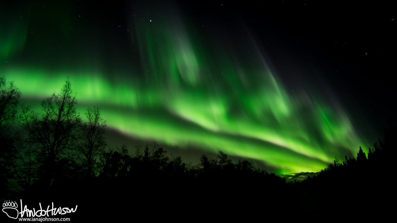 A towering green aurora.
