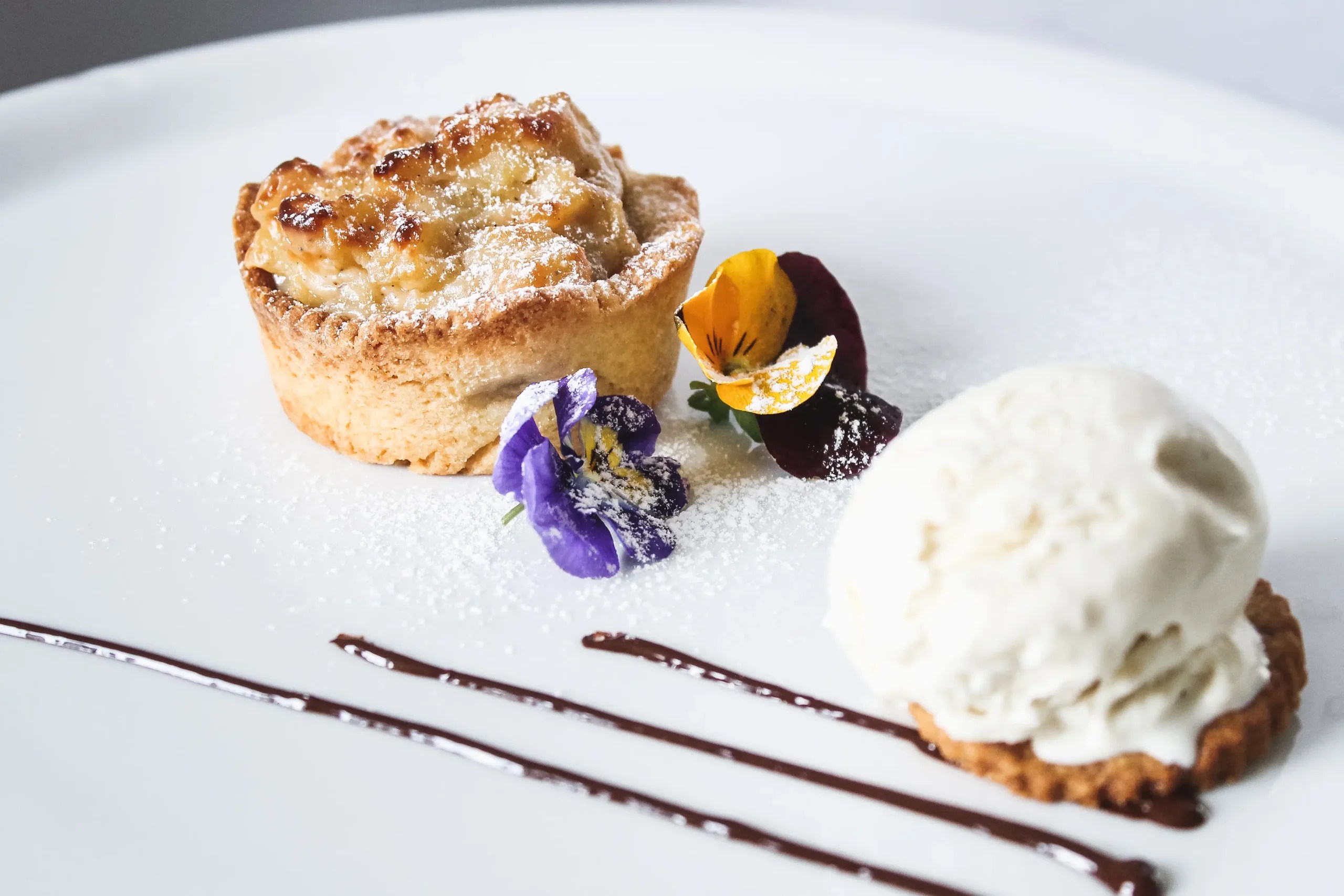Tartelletta di patate e pere, fiordilatte alla mandorla e tartufo nero