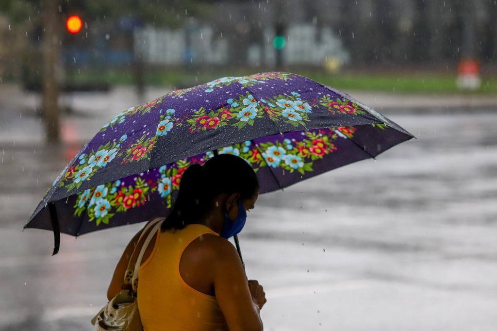 Defesa Civil emite alerta para previsão de chuva em três estados