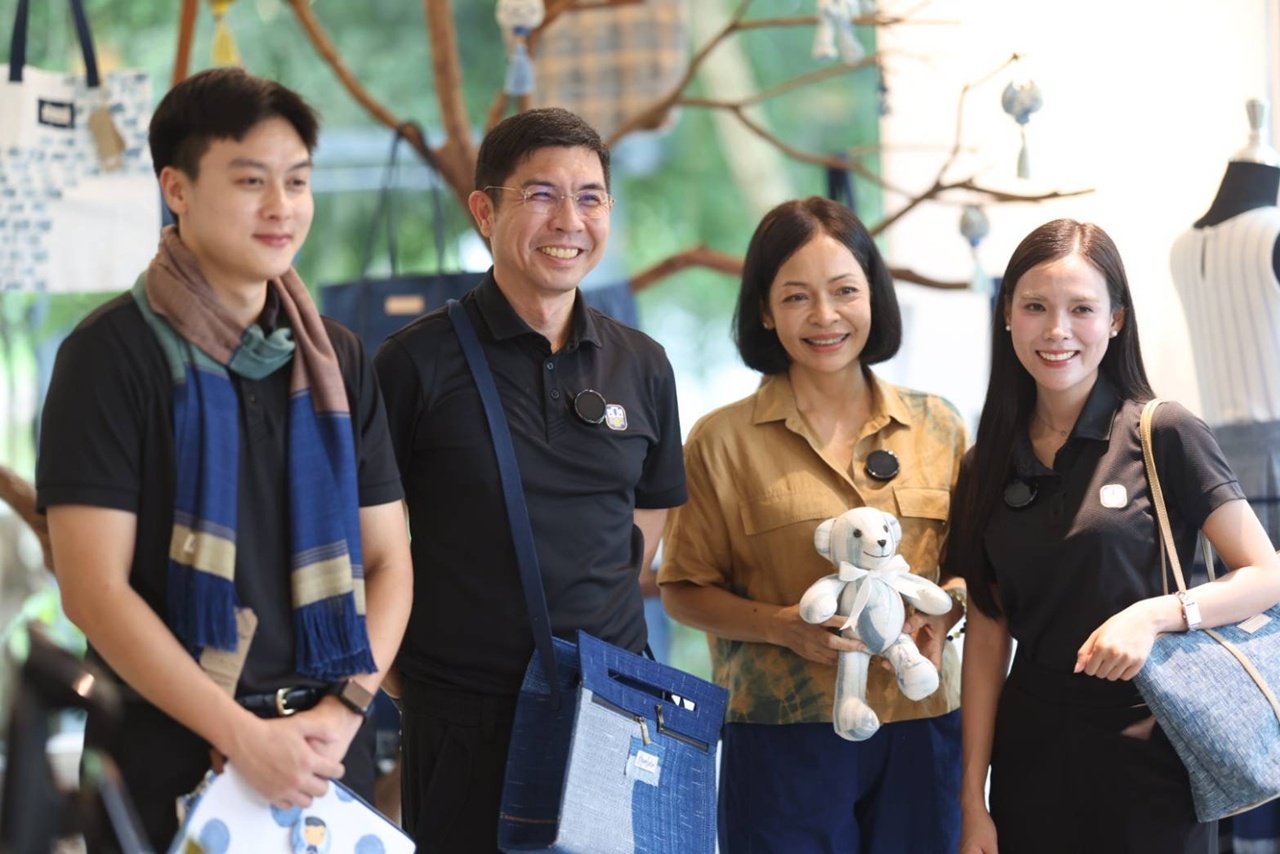 ผู้จัดการ ธ.ก.ส. ลงพื้นที่เยี่ยมลูกค้าผลิตภัณฑ์ผ้าย้อมคราม “ครามสกล” พร้อมขับเคลื่อน BAAC Outlet สินค้าคุณภาพจากเกษตรกรลูกค้าจังหวัดสกลนคร     
