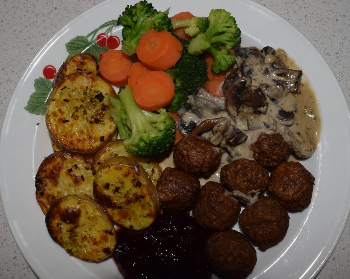 Soyabullar med svampsås, ugnsrostad potatis, lingonsylt och grönsaker.