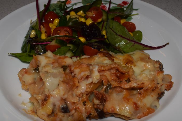 Lasagne med soyafärs, rivna morötter och svamp.