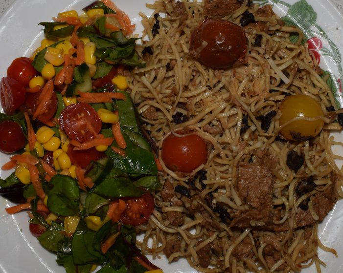 Wok med nudlar, svamp och soyabitar.