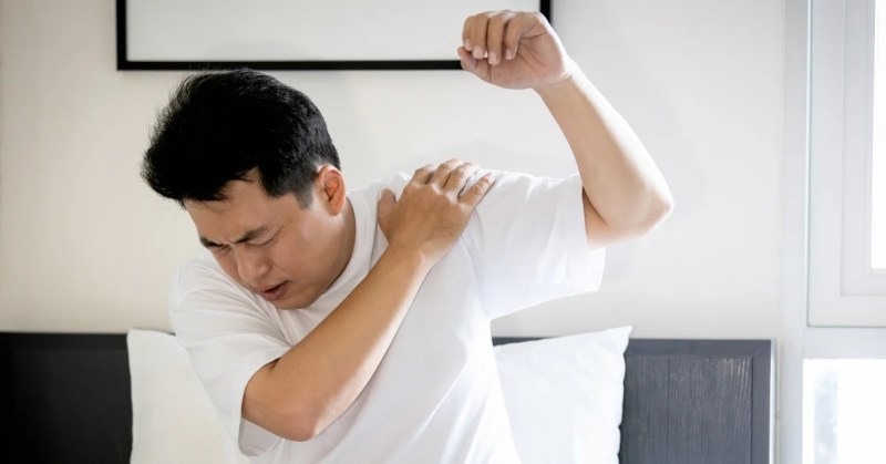 How to Heal a Torn Rotator Cuff Naturally: Active Recovery Tips for Athletes and Active Adults 1 shoulder pain