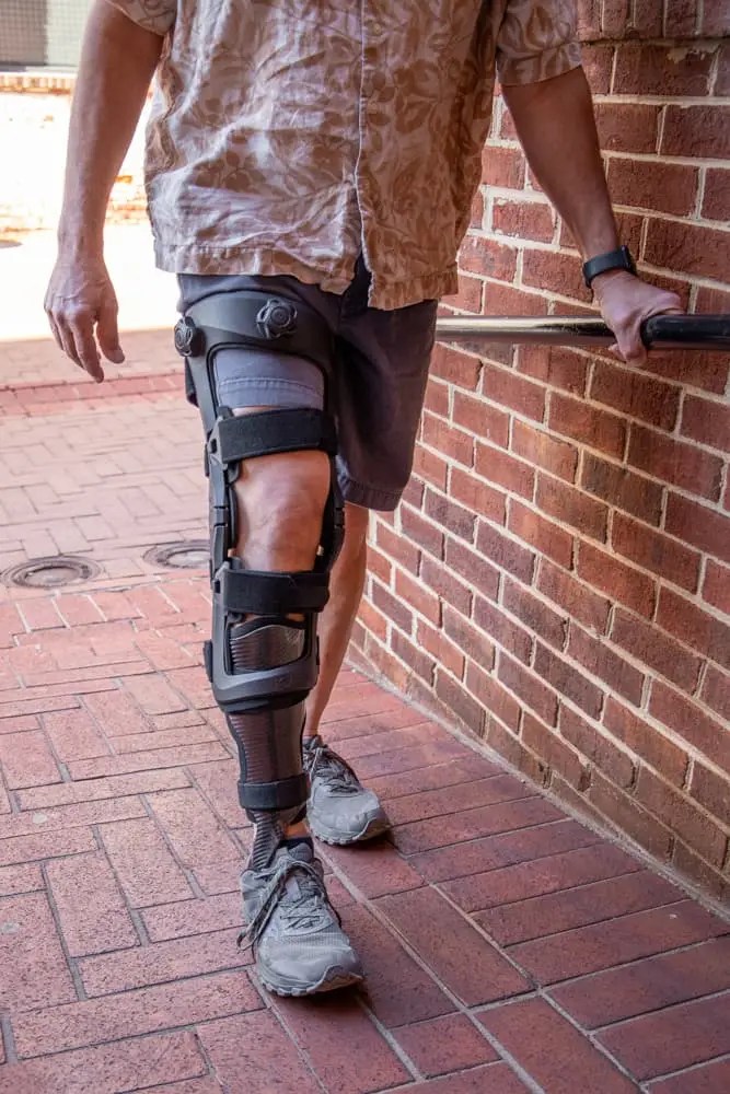 Patient with a brace featuring the Flexion Control Dial