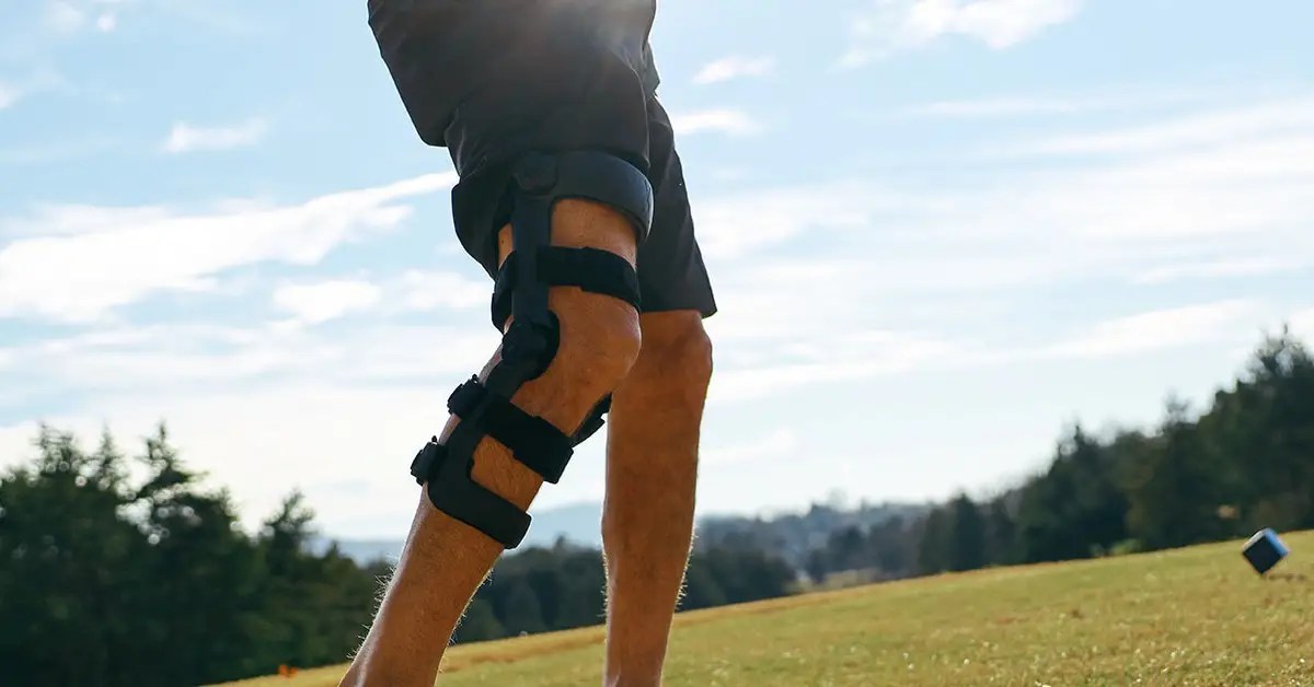 man with icarus knee brace